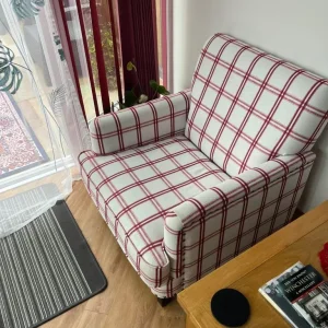 Red and white chair - Image 2