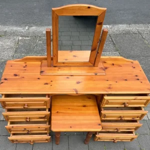 A QUALITY SOLID PINE DRESSING TABLE / STOOL & MIRROR - Image 5
