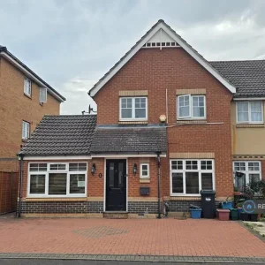 3 bedroom house in Garrison Close, Hounslow, TW4 (3 bed) (#2583694)
