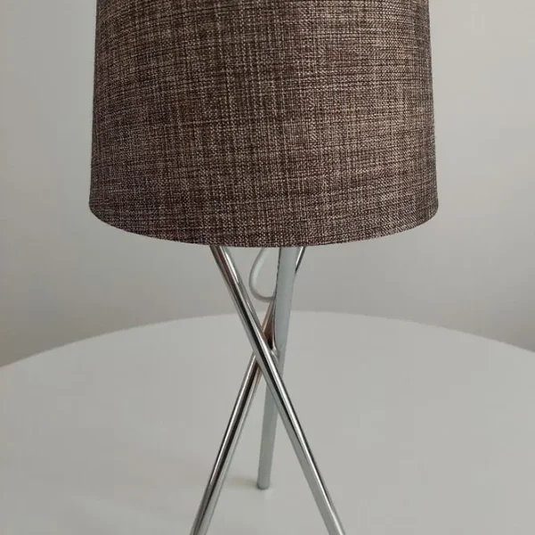 Tripod table lamp