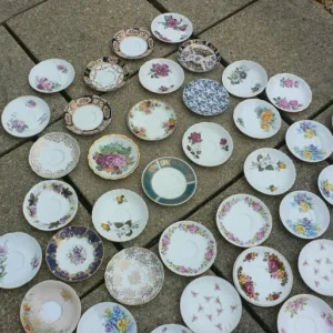 50 MIXED VINTAGE CHINA SAUCERS LOT - Image 4