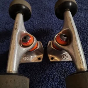 Skateboard trucks with route one wheels - Image 2
