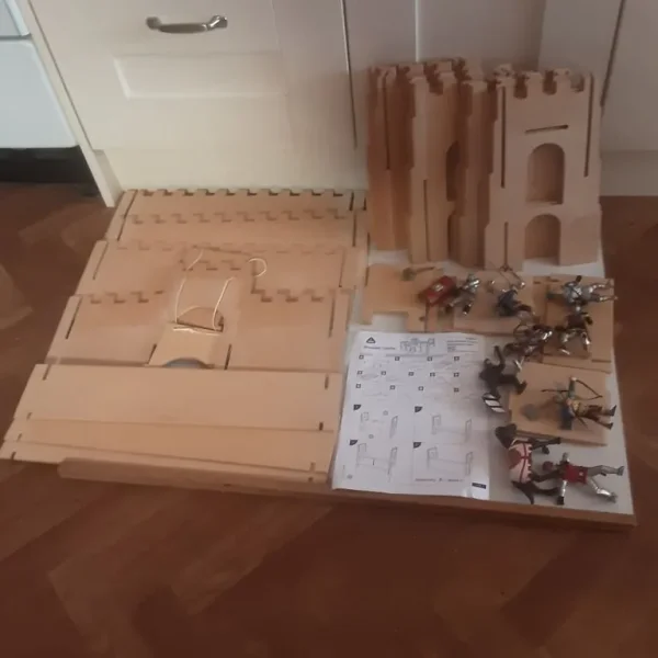 Early learning Centre wooden large slot together castle ,instructions + knights.