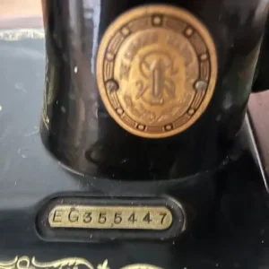 Vintage Singer sewing machine - Image 3