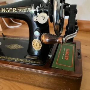 Vintage Singer sewing machine - Image 4