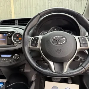 2012 Toyota Yaris 1.5 VVT-h T Spirit CVT Euro 5 5dr HATCHBACK Petrol/Electric Hybrid Automatic - Image 5