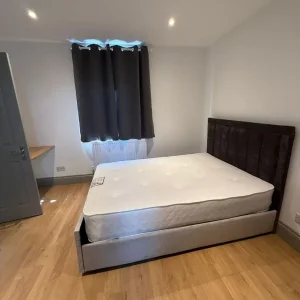 DOUBLE EN-SUITE ROOMS AVAILABLE - Image 4