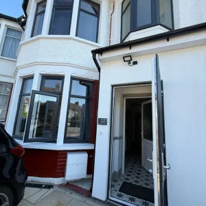 DOUBLE EN-SUITE ROOMS AVAILABLE - Image 5