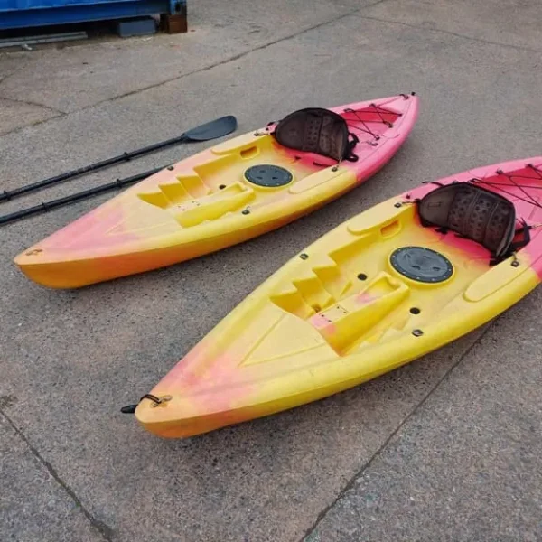 ONE single kayak with paddle and seatback
