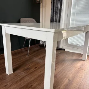 Extending white gloss dining table (no chairs)
