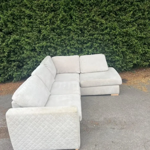 Corner sofa for £175 contact me on WhatsApp 7862172817