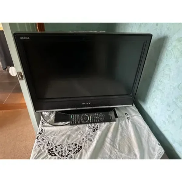 Sony Bravia 20 inch TV Good working order with remote Black