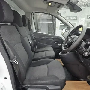 2023 Renault Trafic dCi Blue SL28 Business+ L1 Euro 6 130ps AC Panel Van Diesel Manual - Image 5