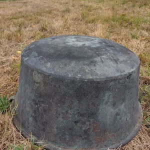 A very large antique copper cauldron. - Image 7
