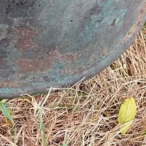 A very large antique copper cauldron. - Image 8