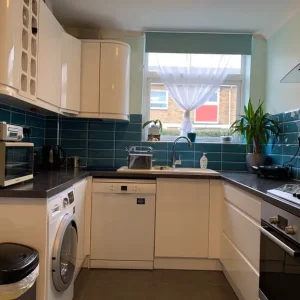 Large Double Room in Lovely Home - Stratford - Image 2