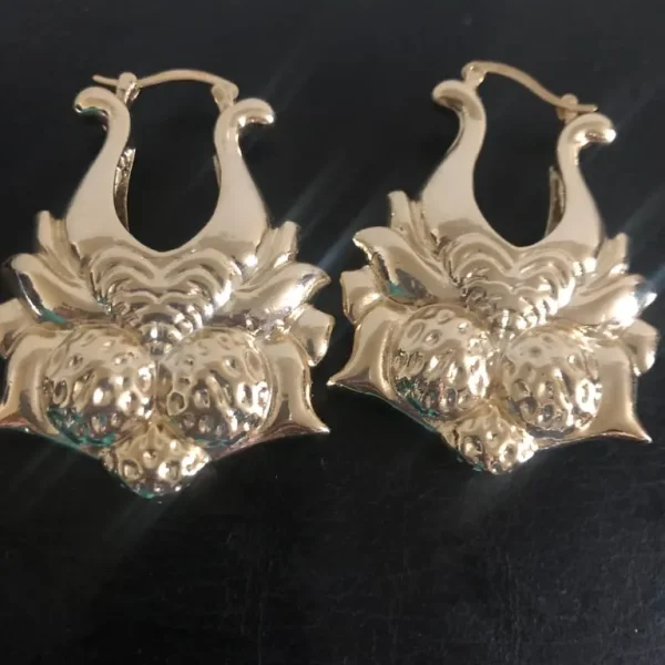 Stawbery earrings massive