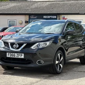 2016 Nissan Qashqai 1.5 dCi N-Vision 5-door hatchback diesel manual - Image 3