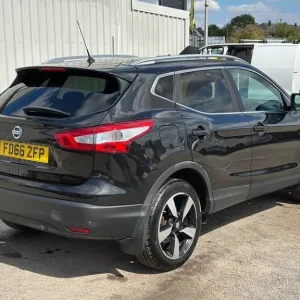 2016 Nissan Qashqai 1.5 dCi N-Vision 5-door hatchback diesel manual - Image 5