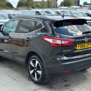 2016 Nissan Qashqai 1.5 dCi N-Vision 5-door hatchback diesel manual - Image 7