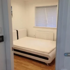 3 bedroom house in Hanover Avenue, London, E16 (3 bed) (#2585005) - Image 2