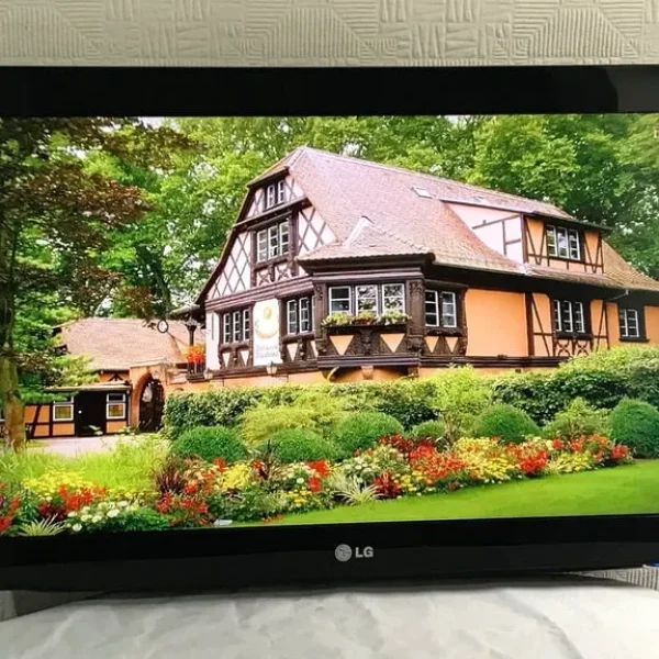 LG 32 inch slim HD LCD TV with Freeview and HDMI