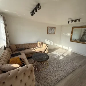 🏡 Modern 1-Bed Flat with Parking - Image 2