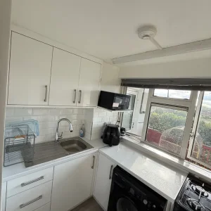 🏡 Modern 1-Bed Flat with Parking - Image 4