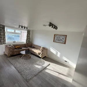 🏡 Modern 1-Bed Flat with Parking - Image 8