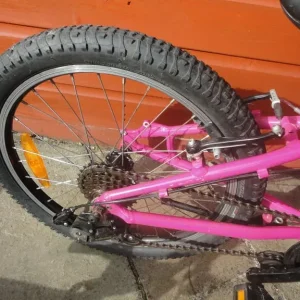 Specialized hotrock girls bike, suit age 6 to 8 years, 20 inch wheels, lightweight frame, 6 gears - Image 2