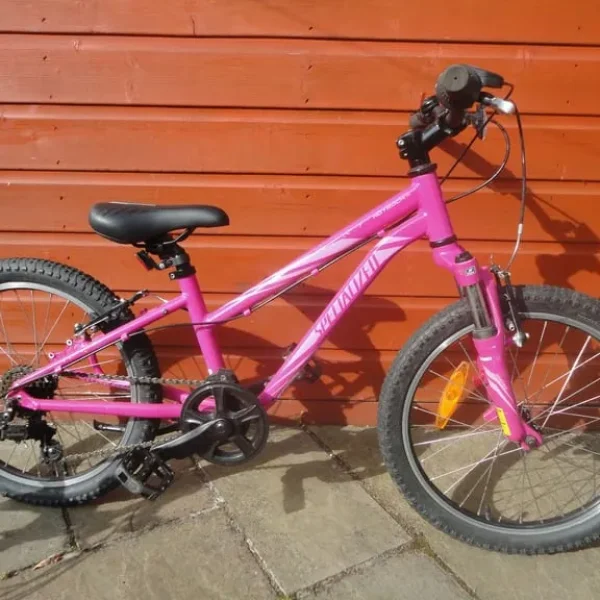 Specialized hotrock girls bike, suit age 6 to 8 years, 20 inch wheels, lightweight frame, 6 gears