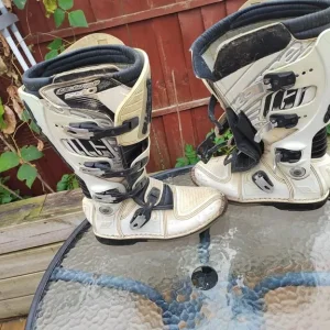 East London Motorcycle Clothing – ALL TYPES – SEE PHOTOS – EAST LONDON - 353 - Image 4