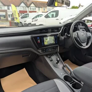 2017 Toyota Auris 1.8 Hybrid Business Edition TSS 5dr CVT**FULL SERVICE Hybrid - Image 6