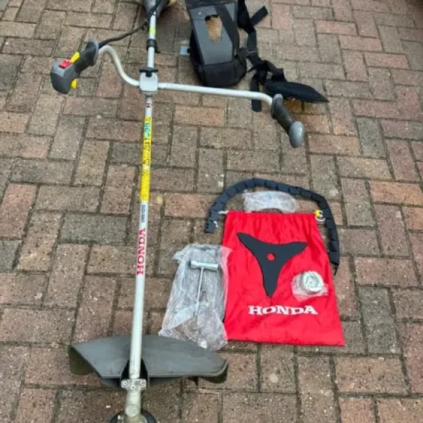 Honda UMK 425 UE 4-Stroke Petrol Strimmer and Brushcutter with Bike Handle