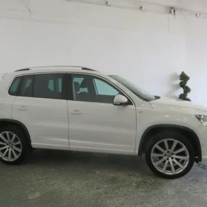 VOLKSWAGEN TIGUAN 2.0 TDI R-Line 4WD Euro 5 5dr 2010 - Image 4