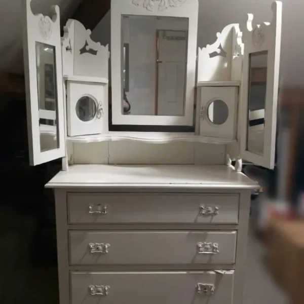 Vintage Dresser/Chest of Drawers