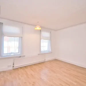 Spacious 4 Double Bed 2 bath house on Ley St, Ilford IG2 - Image 2