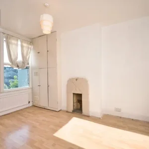 Spacious 4 Double Bed 2 bath house on Ley St, Ilford IG2 - Image 3