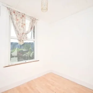 Spacious 4 Double Bed 2 bath house on Ley St, Ilford IG2 - Image 4