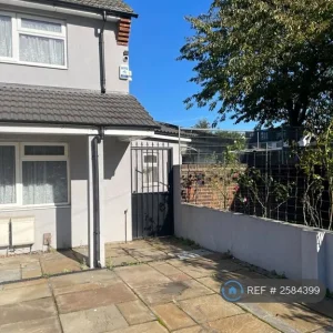 1 bedroom flat in Padnall Road, Romford, RM6 (1 bed) (#2584399) - Image 2