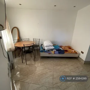 1 bedroom flat in Padnall Road, Romford, RM6 (1 bed) (#2584399) - Image 5