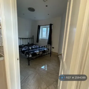 1 bedroom flat in Padnall Road, Romford, RM6 (1 bed) (#2584399) - Image 8