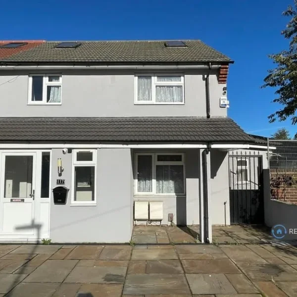 1 bedroom flat in Padnall Road, Romford, RM6 (1 bed) (#2584399)