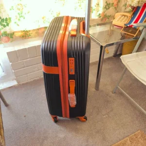 Medium 24-inch suitcase - Image 4