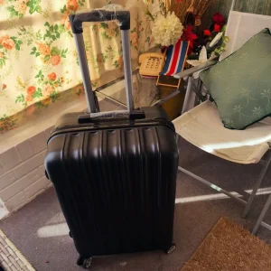 Medium 24-inch suitcase - Image 5