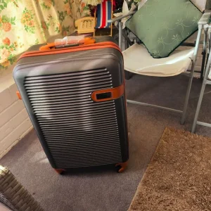 Medium 24-inch suitcase - Image 7