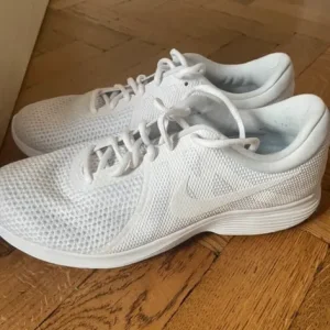 Nike women’s size 8 trainers - Image 3