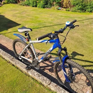 GIANT Ukon hybrid mountain bike - Image 2