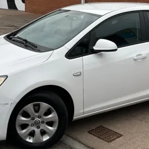 2015 Vauxhall Astra Design 1.6 CDTI ecoFLEX ULEZ FREE ONLY £20 Year Road Tax - Image 2