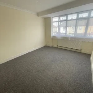 4 Bedroom Terraced House for Rent - RM8 - Image 7